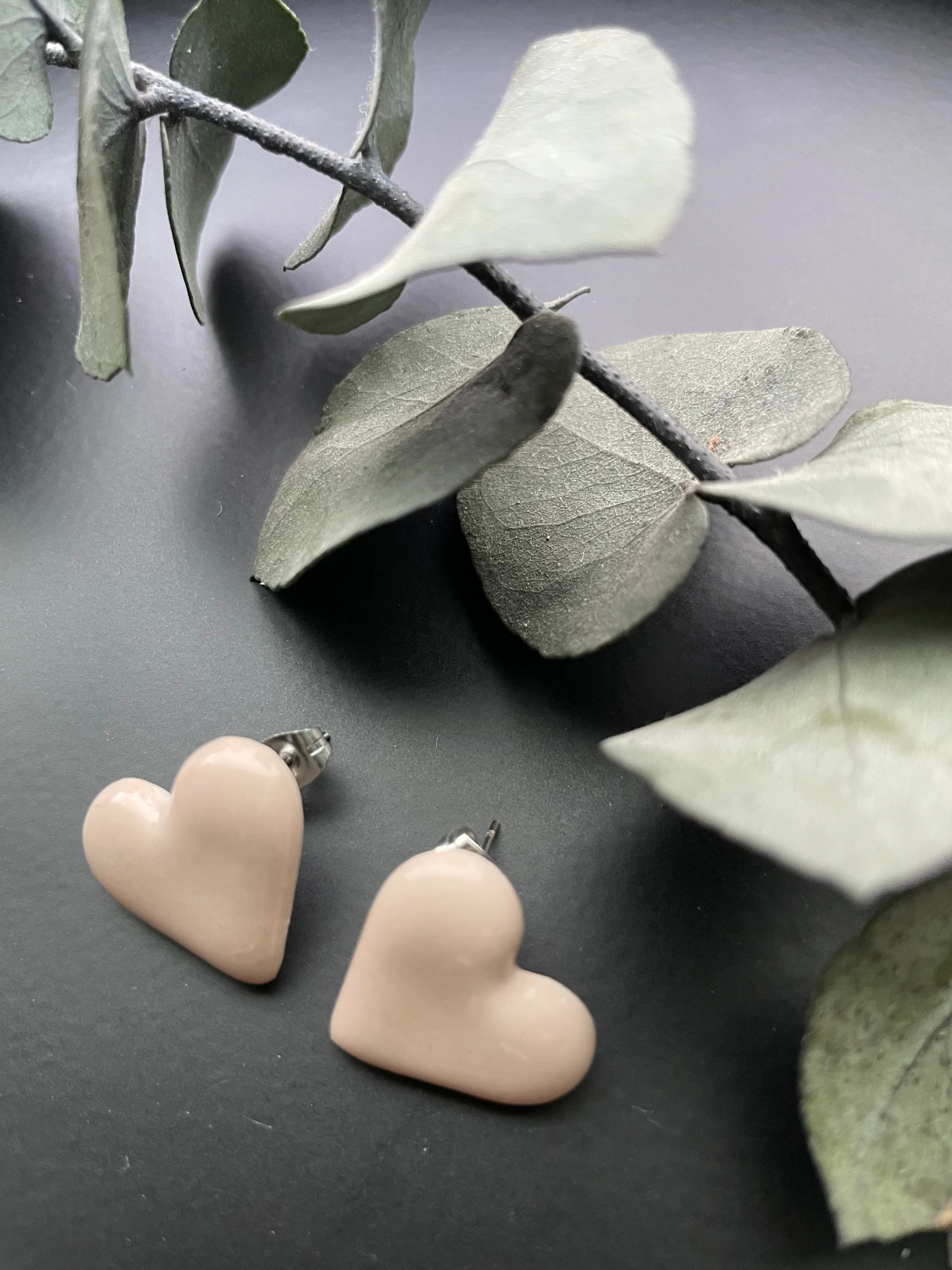 CHLOÉ JULIETTE STUDIO Hearts stud nude