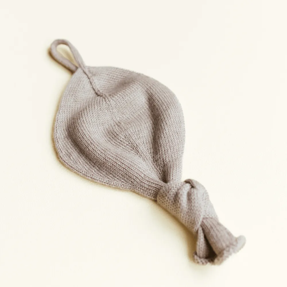 Hvid x Zoen voor Gust - Titi pacifier holder - 100% Merino wool - Sesame