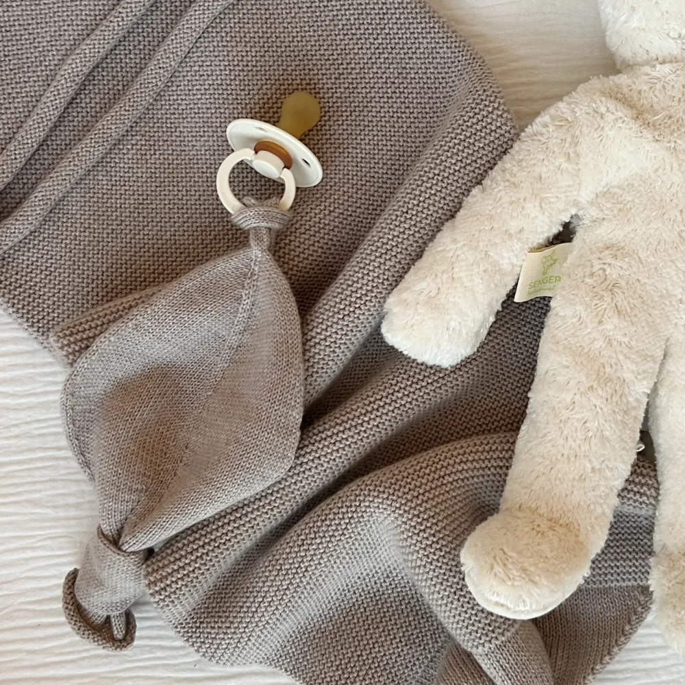 Hvid x Zoen voor Gust - Titi pacifier holder - 100% Merino wool - Sesame