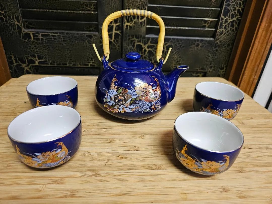 VINTAGE ASIAN CHINESE NAVY AND GOLD FLORAL TEAPOT WITH 4 CUPS - TEA SET